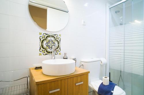 リスボンにあるSalvador Apartmentのバスルーム(洗面台、鏡、トイレ付)