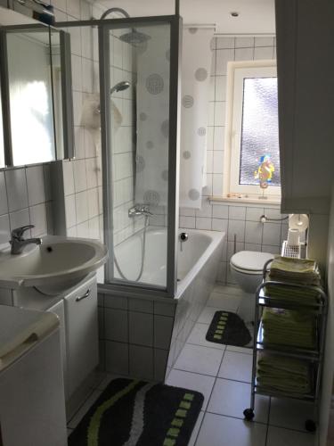 Kylpyhuone majoituspaikassa Ferienwohnung Misch