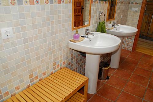 A bathroom at Casa rural Valdecid