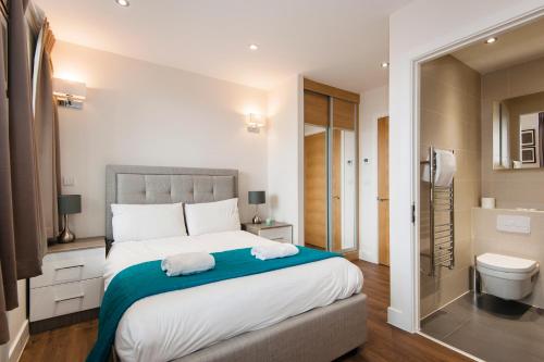 Un pat sau paturi într-o cameră la Twyne House Apartments