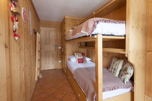 een kamer met 2 stapelbedden in een hut bij L'Atelier du Temps - CHARME in Courmayeur in Courmayeur