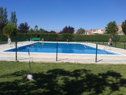 een zwembad met een hek eromheen bij Casa rural Valdecid in Valdeande