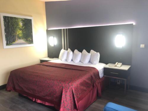 En eller flere senge i et værelse på Days Inn by Wyndham Grove City Columbus South