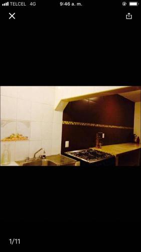 una cucina con lavandino e piano cottura forno superiore di casa cómoda y céntrica a Tuxtla Gutiérrez