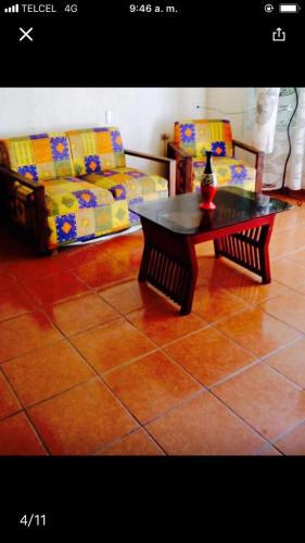 uma sala de estar com uma mesa de centro e dois sofás em casa cómoda y céntrica em Tuxtla Gutiérrez