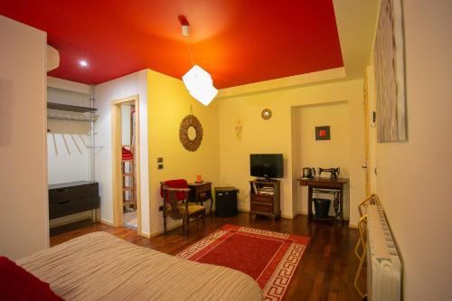 a bedroom with a bed and a red ceiling at B&B La Corte in Chioggia