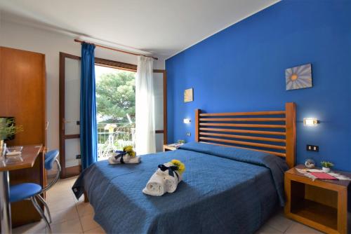 Hotel Iride by Marino Tourist tesisinde bir odada yatak veya yataklar