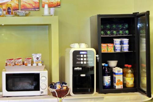a microwave and a microwave oven next to a refrigerator at Antico Platano in Rome