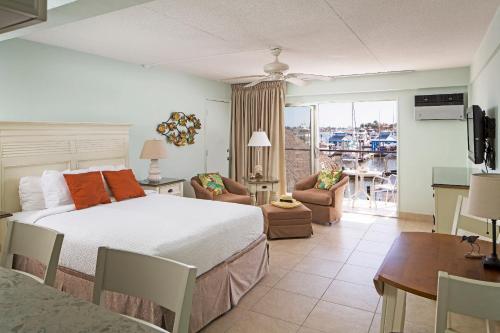 Posezení v ubytování Cove Inn on Naples Bay