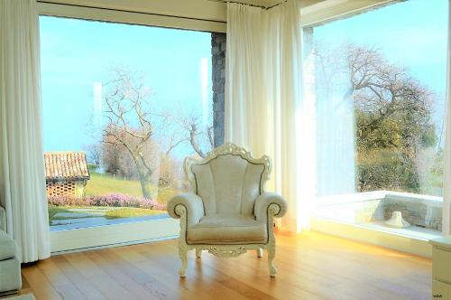 グリアンテ・カデナッビアにあるLake Como The great Beautyの大きな窓のある部屋(椅子付)