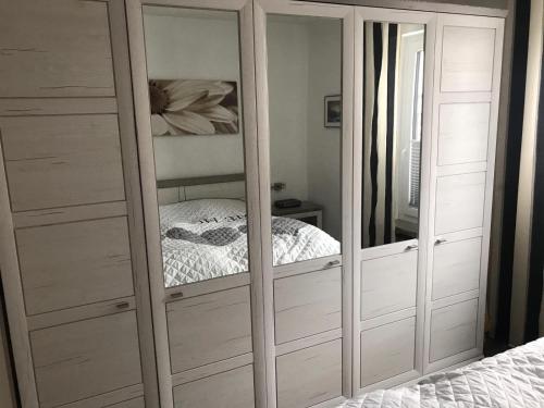 ein Schlafzimmer mit einem Schrank und einem Bett darin in der Unterkunft Ferienwohnungen Kolsdorf A in Braunlage