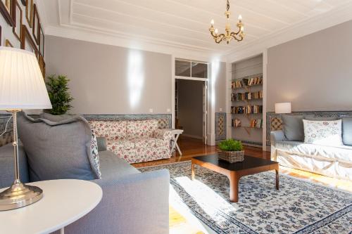 uma sala de estar com um sofá e uma mesa em Camoes by Central Hill Apartments em Lisboa
