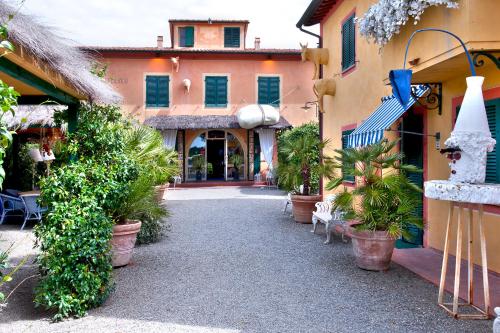a courtyard with potted plants in front of a building at Fattoria Santa Lucia Borgo alla Cantina in San Gervasio