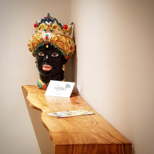 a statue of a black face with a crown on a table at Alludo Aparthotel b&b in Agrigento