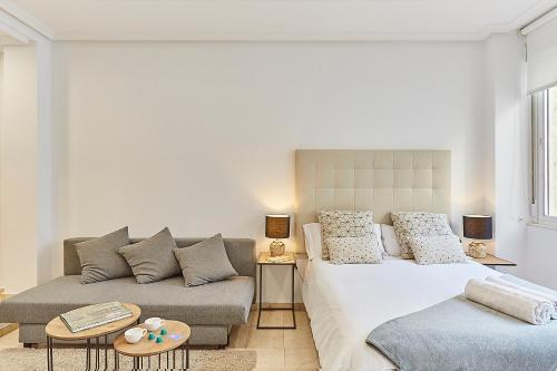 sala de estar con cama y sofá en LEEWAYS LOFT XXIII in GRAN VÍA, en Madrid