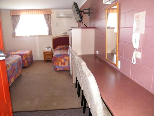 una sala de tren con mesa y sillas en Clansman Motel, en Glen Innes