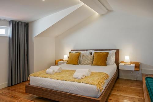 Llit o llits en una habitació de Hip Tailor Made Duplex Penthouse in Bairro Alto