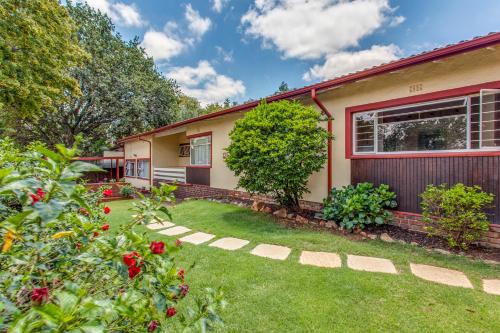Κήπος έξω από το Chalet no. 2 Petunia