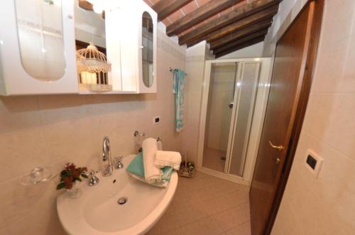 La salle de bains est pourvue d'un lavabo et d'une douche. dans l'établissement Casa Milena, à Massa