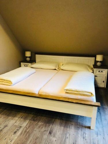 Кровать или кровати в номере Penzion a Reštaurácia Hanišberg