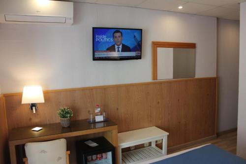 a doctors room with a tv on the wall at Mendez Nuñez Alicante in Alicante
