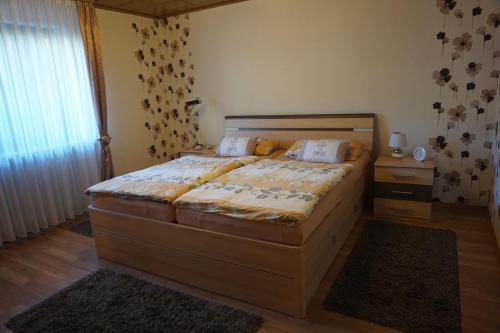 1 dormitorio con 1 cama grande en una habitación en Ferienwohnung Jüngstbergblick, en Bruchweiler-Bärenbach