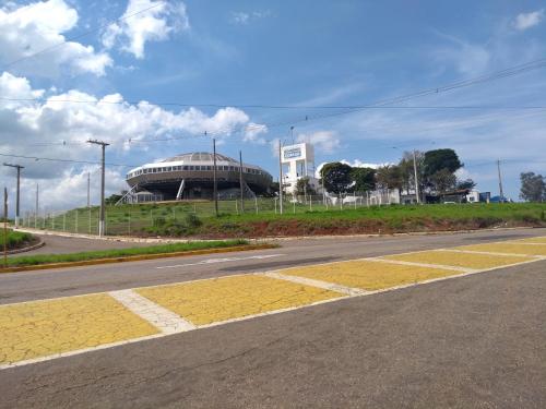 an empty road with a building in the background at Suítes da Rô - hospedaria familiar diária e temporada in Varginha