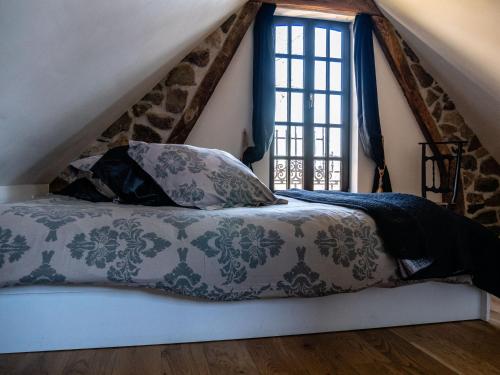 a bedroom with a bed and a window at B&B Het Stille Genoegen in Brakel