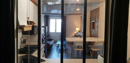 een kamer met een keuken en een eetkamer bij Appartement Panier Vieux port in Marseille