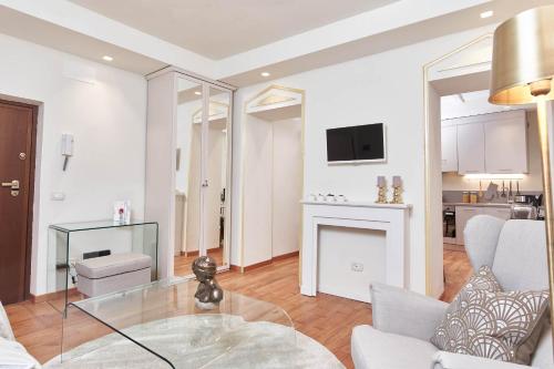 salon ze szklanym stołem i salonem w obiekcie AppartamentoPalladio140 w mieście Vicenza