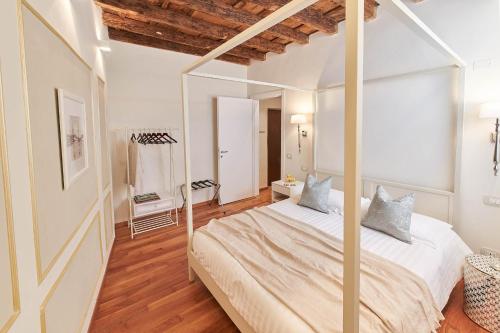 sypialnia z dużym łóżkiem z dużym lustrem w obiekcie AppartamentoPalladio140 w mieście Vicenza
