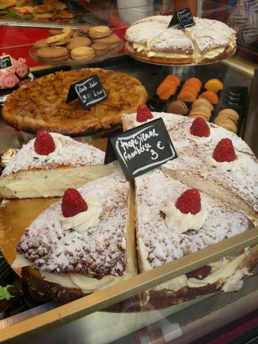 une vitrine de gâteaux et de pâtisseries dans une boulangerie dans l'établissement appartement de charme coeur de Juan & Plages, à Antibes