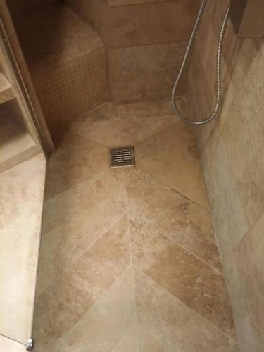 La salle de bains est pourvue d'une douche avec un lavabo. dans l'établissement appartement de charme coeur de Juan & Plages, à Antibes