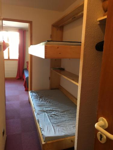 Cette chambre dispose de lits superposés. dans l'établissement LOCATION STUDIO 4 PERSONNES VALFREJUS - Les Melezets 1, à Valfréjus