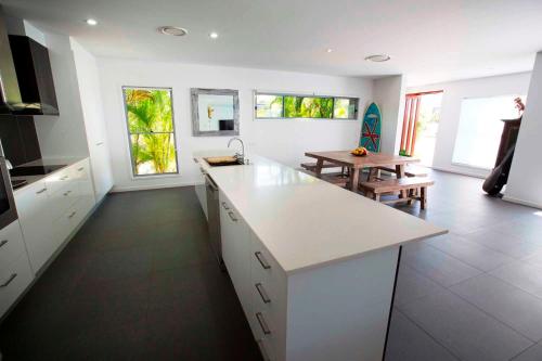 A kitchen or kitchenette at Beachside Modern Vibes