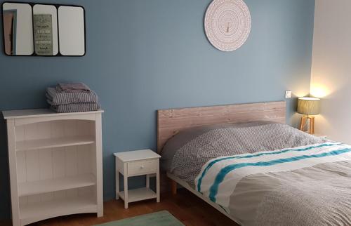 une petite chambre avec un lit et un miroir dans l'établissement Hypercentre t2 tout neuf, à Vannes