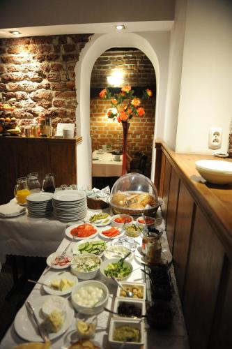 ein Tisch mit vielen Tellern voller Essen in der Unterkunft Dom Casimi in Krakau