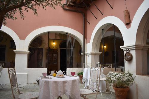 サン・ヴィートにあるCasa Camboni-Dimora Storica Bed & Breakfastの屋外パティオ(テーブル、椅子付)