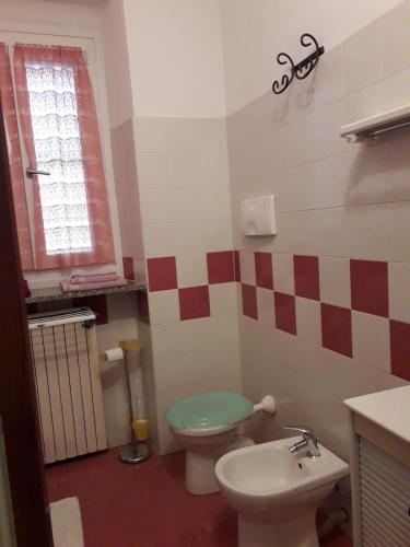 a bathroom with a toilet and a sink at Appartamento "Da Mamma Agnese" in Gorgonzola
