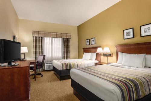 Кровать или кровати в номере Country Inn & Suites by Radisson, Dakota Dunes, SD