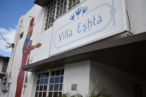 una señal en el lateral de un edificio en Villa Eshta en San Juan