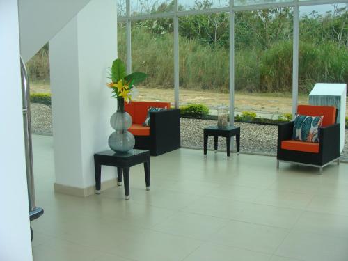 a lobby with chairs and a vase on two tables at Apartamento en BalaBeach María Chiquita in front of the beach 2hab in Colón
