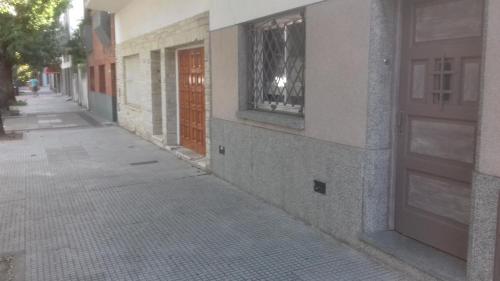 una calle vacía con una puerta y una ventana en Depto en PH Planta baja al Frente en Buenos Aires