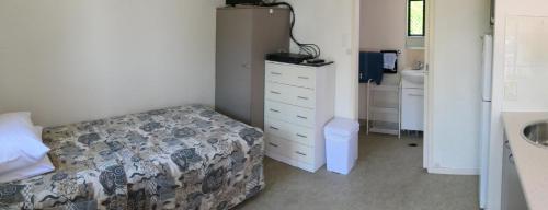 Ένα ή περισσότερα κρεβάτια σε δωμάτιο στο Mt Isa City Motel