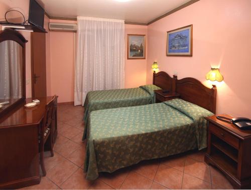 Vuode tai vuoteita majoituspaikassa Hotel Cortese