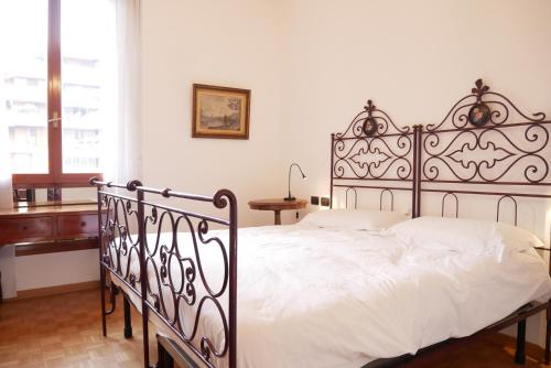 Posteľ alebo postele v izbe v ubytovaní CaseOspitali - Casa Alberata, trilocale nel verde a pochi minuti dal San Raffaele