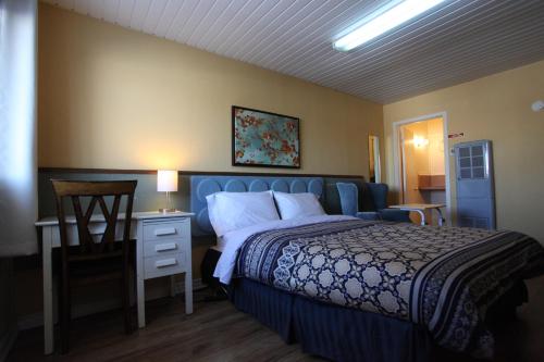 Postel nebo postele na pokoji v ubytování Century II Motel