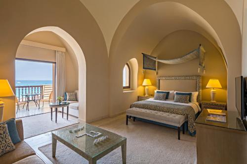 Postel nebo postele na pokoji v ubytování Miramar Al Aqah Beach Resort