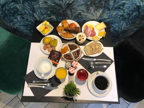 - un plateau de produits pour le petit-déjeuner et de boissons sur une table dans l'établissement Hôtel Boutique Richelieu, Lyon Gare Part-Dieu, à Lyon
