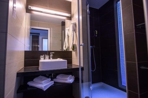 uma casa de banho com um lavatório e um chuveiro em HOTEL Bioterme Mala Nedelja em Ljutomer